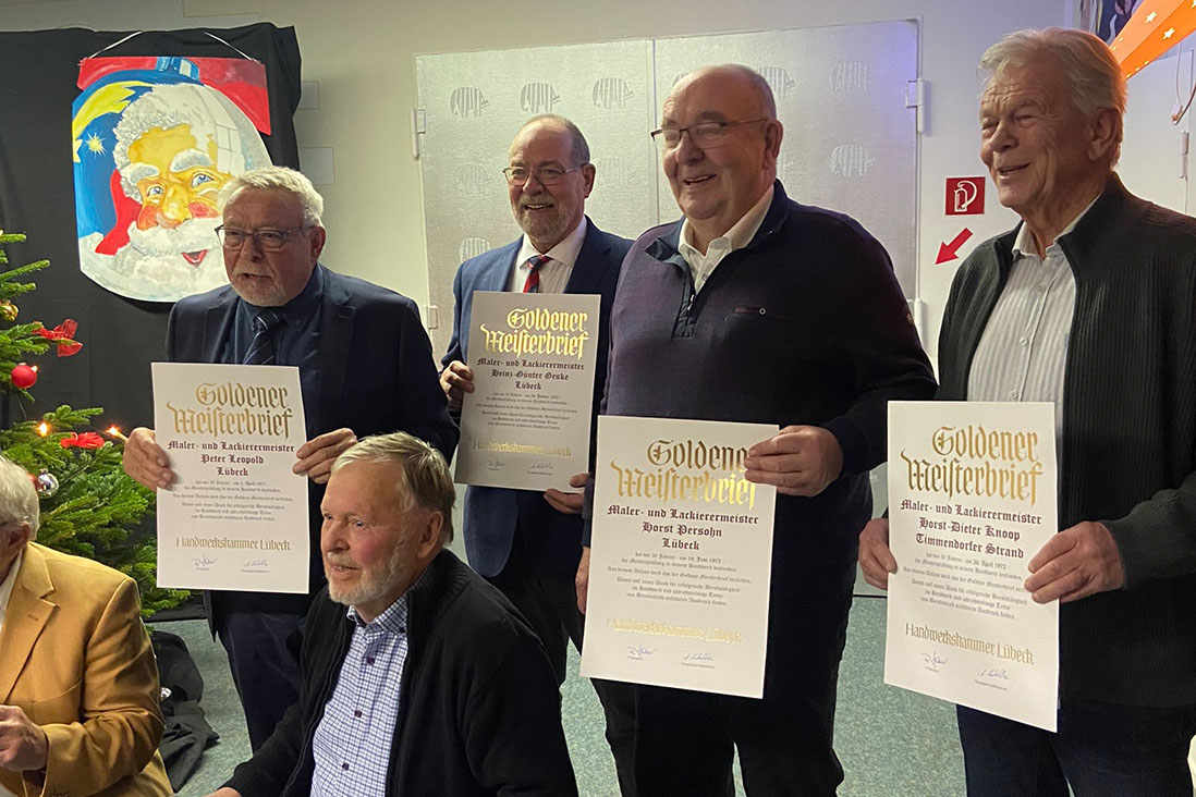 Opa Persohn hält goldenen Meisterbrief